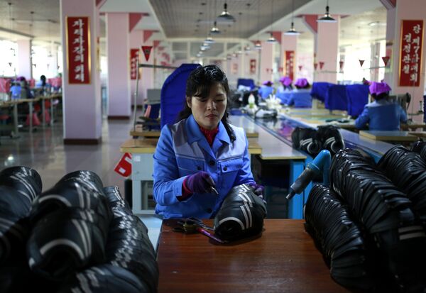 Uma funcionária da fábrica de calçado Ryuwon, em Pyongyang - Sputnik Brasil