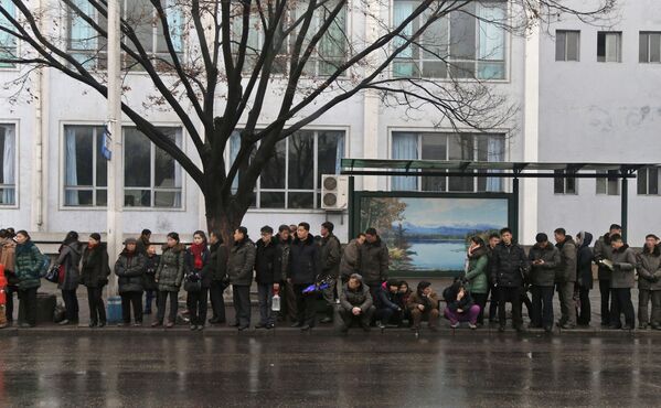 Pessoas esperam trólebus em uma parada em Pyongyang - Sputnik Brasil