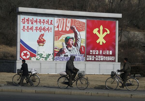 Norte-coreanos andam de bicicleta em uma das ruas de Pyongyang - Sputnik Brasil