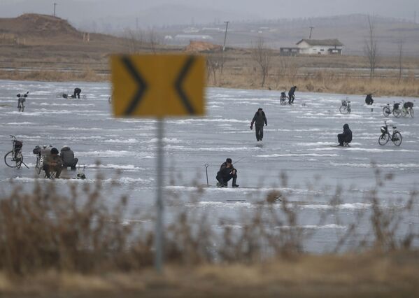 Pesca no gelo em um lago na cidade norte-coreana de Nampo - Sputnik Brasil