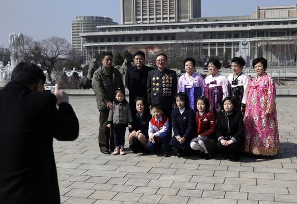Diferentes gerações da mesma família são fotografadas no centro de Pyongyang durante o Dia Internacional da Mulher - Sputnik Brasil