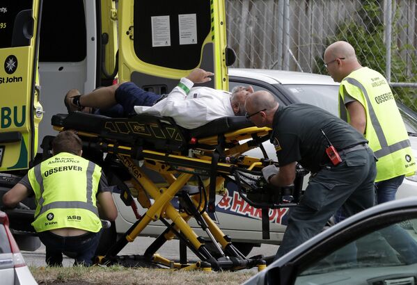 Médicos levam homem de mesquita Al Noor depois do massacre em Christchurch, em 15 de março de 2019 - Sputnik Brasil