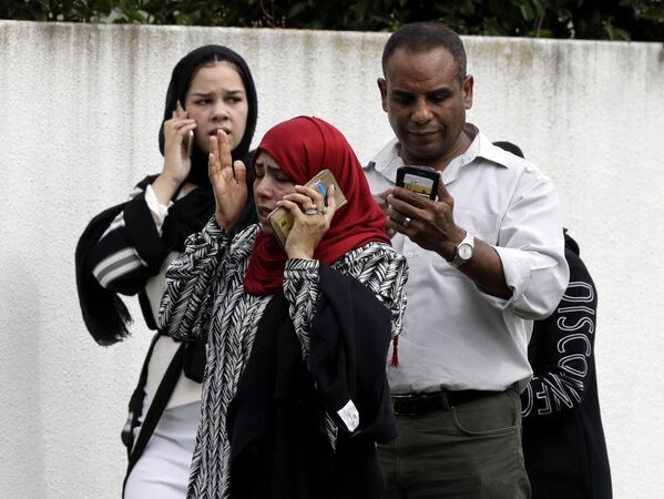 Pessoas perto da mesquita Al Noor depois do tiroteio que abalou cidade de Christchurch, Nova Zelândia, e deixou 49 vítimas mortais, 15 de março de 2019 - Sputnik Brasil