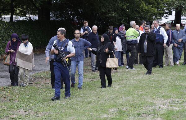 Polícia escolta testemunhas do tiroteio na mesquita Al Noor em Christchurch, em 15 de março de 2019 - Sputnik Brasil