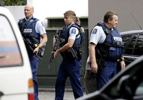 Polícia armada realiza patrulha em frente a uma mesquita no centro de Christchurch, Nova Zelândia, em 15 de março de 2019 - Sputnik Brasil