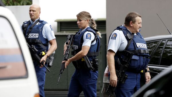 Polícia armada realiza patrulha em frente a uma mesquita no centro de Christchurch, Nova Zelândia, em 15 de março de 2019 - Sputnik Brasil