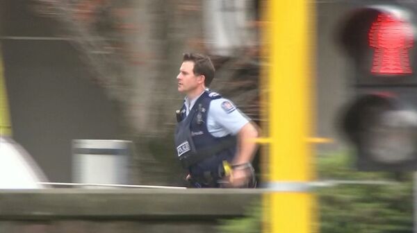 Um policial no local do tiroteio que abalou cidade neozelandesa de Christchurch, em 15 de março - Sputnik Brasil