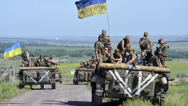 Members of the Ukrainian armed forces gather on armoured vehicles on the roadside near the village of Vidrodzhennya outside Artemivsk, Donetsk region, Ukraine, June 9, 2015 - Sputnik Brasil