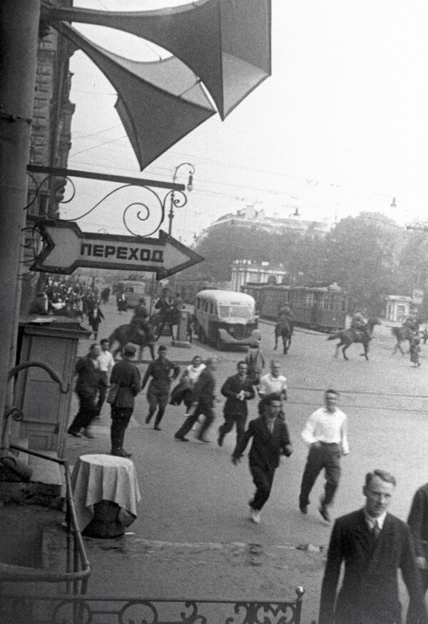 Alerta de ataque aéreo em Leningrado nos primeiros dias da Grande Guerra Patriótica. - Sputnik Brasil