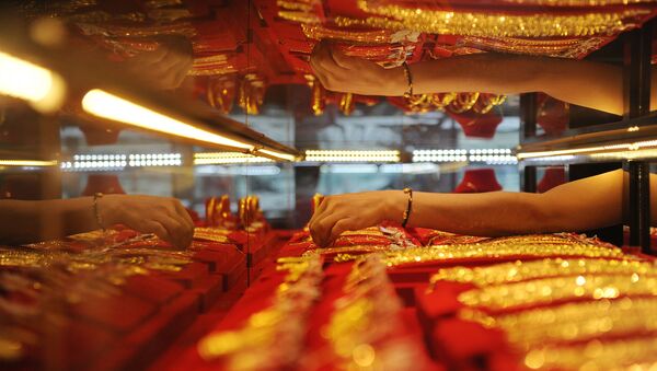 Vendedora coloca ouro em vitrine na China - Sputnik Brasil