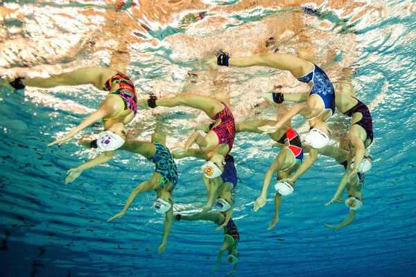 Seleção russa de nado sincronizado durante o treinamento - Sputnik Brasil