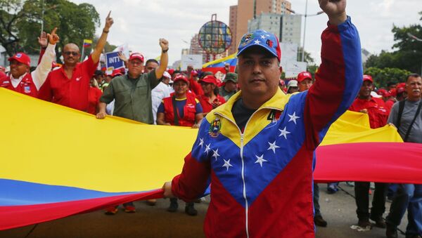 Apoiantes do presidente legítimo da Venezuela, Nicolás Maduro, se manifestam nas ruas de Caracas - Sputnik Brasil
