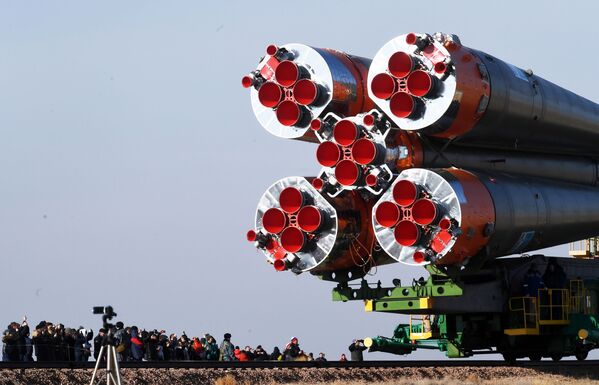Transporte do foguete portador Soyuz-FG com nave tripulada Soyuz MS-12 para a plataforma de decolagem no Cosmódromo de Baikonur - Sputnik Brasil