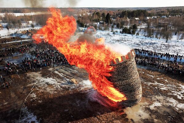 Russos celebram a Maslenitsa, festa tradicional russa ligada ao equinócio de primavera, durante a queima da Bastilha no povoado de Nikola-Lenivets - Sputnik Brasil