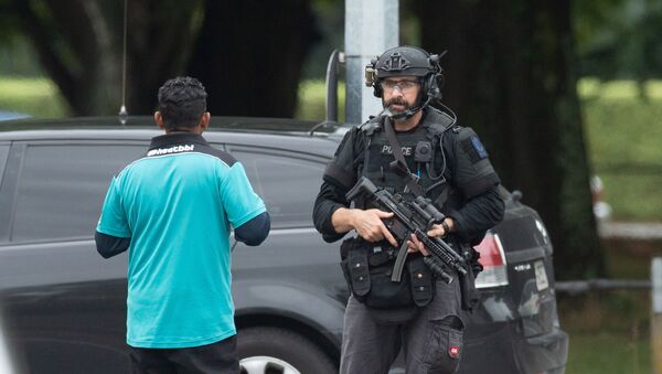 Esquadrão armado afasta as pessoas após um tiroteio na mesquita Al Noor em Christchurch, Nova Zelândia. - Sputnik Brasil