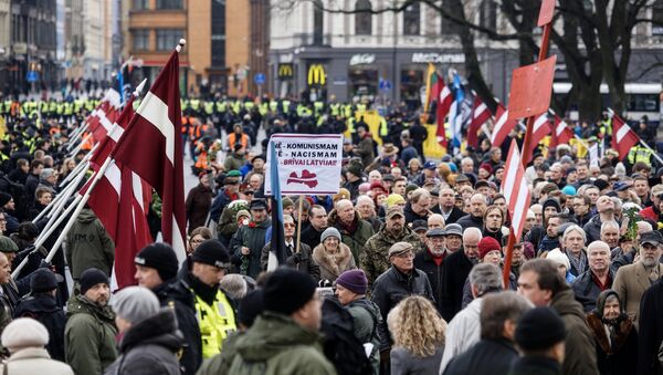 Manifestantes saem às ruas de Riga, na Letônia, em homenagem a veteranos da Waffen-SS. - Sputnik Brasil