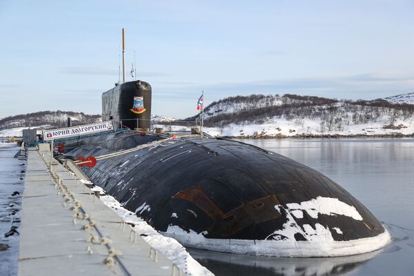 Submarino nuclear K-535 Yuri Dolgoruky, da Frota do Norte da Rússia, atracado no porto de Gadjiyevo - Sputnik Brasil