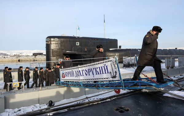 Tripulantes sobem ao convés do submarino K-535 Yuri Dolgoruky em Gadjiyevo - Sputnik Brasil