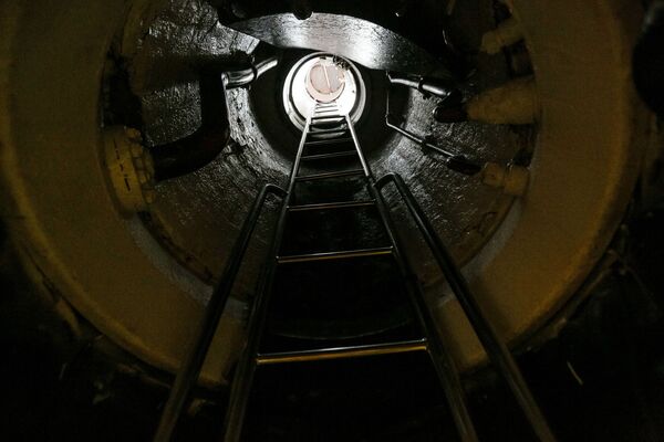 Escotilha e escada no submarino nuclear K-535 Yuri Dolgoruky - Sputnik Brasil
