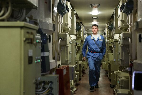 Tripulante passa pelo compartimento interior do submarino K-535 Yuri Dolgoruky - Sputnik Brasil