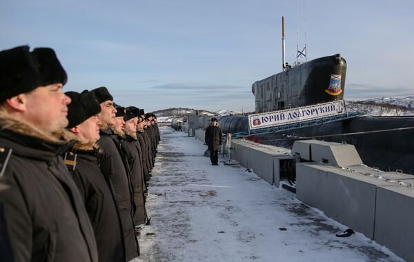 Tripulantes do submarino K-535 Yuri Dolgoruky alinhados no amarradouro da cidade russa de Gadjiyevo - Sputnik Brasil