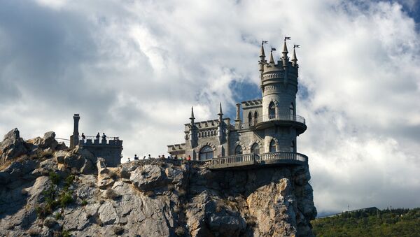 Castelo do Ninho da Andorinha no topo de um penhasco costeiro na cidade de Gaspra da Crimeia. - Sputnik Brasil