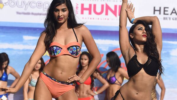 Modelos fitness indianas posam no desfile realizado no âmbito do Body Power Beach Show, o primeiro carnaval de corpos praieiros na Índia - Sputnik Brasil