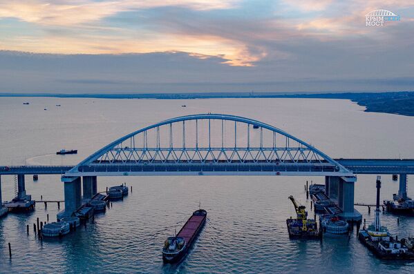 A Ponte da Crimeia através do estreito de Kerch, que liga a península da Crimeia à região russa de Krasnodar. A parte rodoviária da ponte foi inaugurada em 15 de maio de 2018. O início do tráfego ferroviário através da ponte está planejado para dezembro de 2019 - Sputnik Brasil