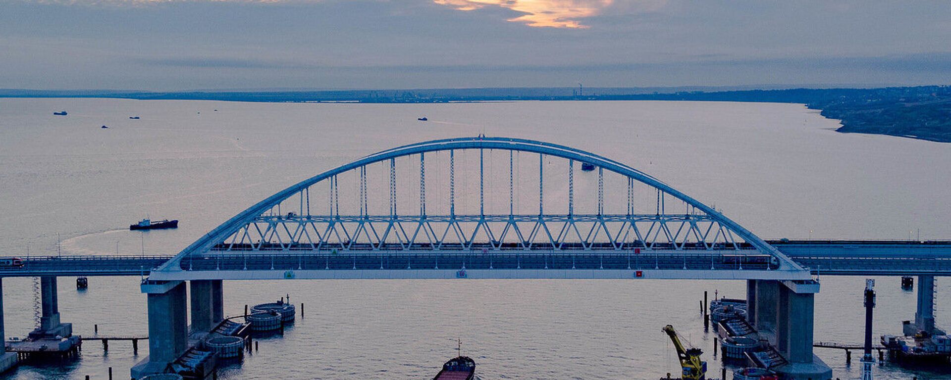 Ponte da Crimeia através do estreito de Kerch, que liga a península da Crimeia à região de Krasnodar, na Rússia - Sputnik Brasil, 1920, 15.06.2022