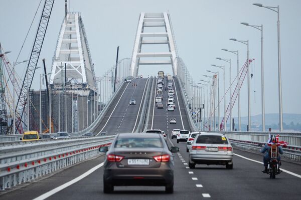 Carros se locomovem pela Ponte da Crimeia - Sputnik Brasil