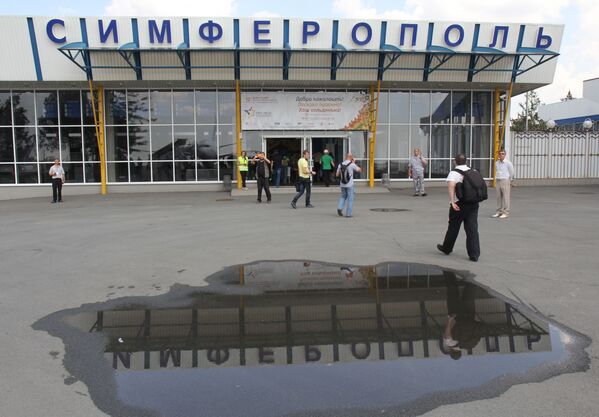 Passageiros perto da entrada do Aeroporto Internacional de Simferopol - Sputnik Brasil