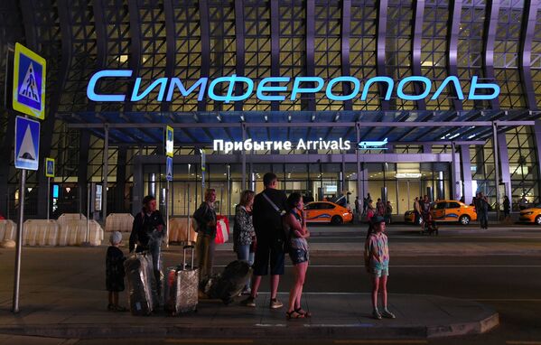 Passageiros perto da entrada do Aeroporto Internacional de Simferopol - Sputnik Brasil