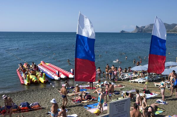 Turistas em uma das praias de Sudak, Crimeia - Sputnik Brasil