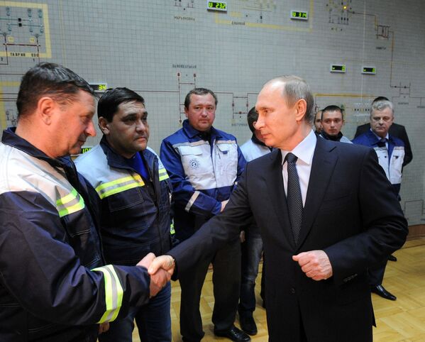 Presidente russo, Vladimir Putin, participou do lançamento da primeira etapa da ponte energética para a Crimeia, durante uma visita à empresa Krymenergo, Simferopol, em 2 de dezembro de 2015 - Sputnik Brasil