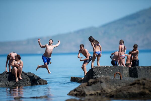 Turistas relaxam em uma das praias da Crimeia - Sputnik Brasil