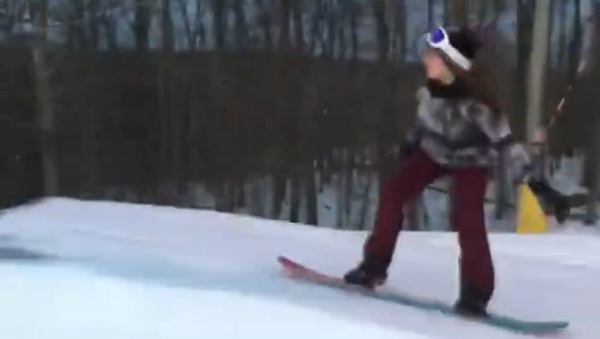 Garota praticando snowboarding - Sputnik Brasil
