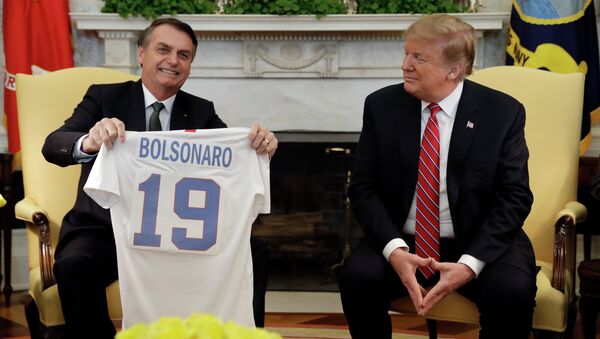 Jair Bolsonaro recebe de Donald Trump camisa da seleção norte-americana de futebol, Casa Branca, Washington, 19 de março de 2019 - Sputnik Brasil