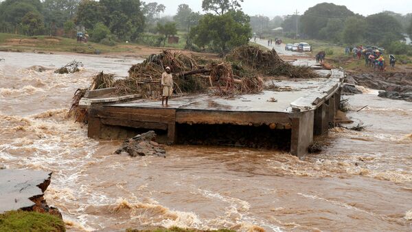 Homem observa água da beira de uma ponte sobre o rio Umvumvu destruída pela passagem do ciclone tropical Idai em Zimbabué, 18 de março de 2019 - Sputnik Brasil