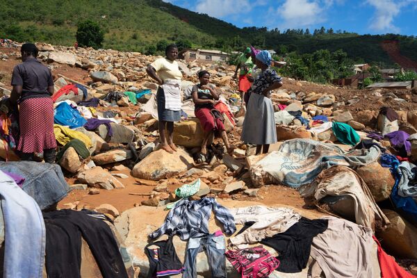 Mulheres secam roupas recuperadas dos escombros em um povoado de Zimbabué - Sputnik Brasil