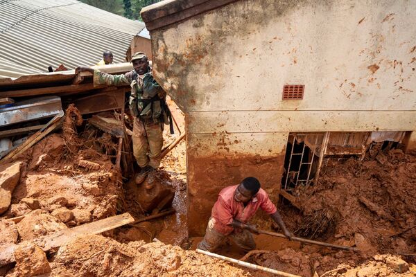 Militares ajudam os moradores locais a recuperar bens perdidos em Chimanimani, no leste de Zimbábue - Sputnik Brasil