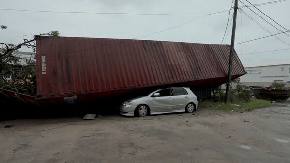 Carro esmagado por contêiner após a passagem do ciclone tropical Idai, cidade de Beira, Moçambique - Sputnik Brasil