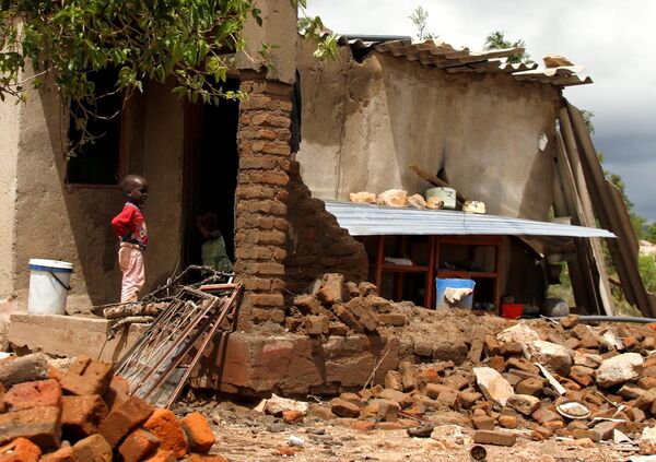 Um menino perto de casa destruída pelo ciclone tropical Idai em Zimbabué - Sputnik Brasil