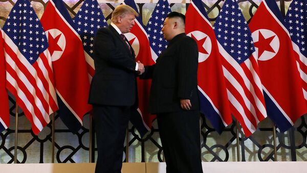 O presidente dos EUA, Donald Trump, e o líder norte-coreano, Kim Jong Un, apertam as mãos antes do bate-papo individual durante a segunda cúpula dos EUA e da Coréia do Norte no Metropole Hotel, em Hanói. - Sputnik Brasil