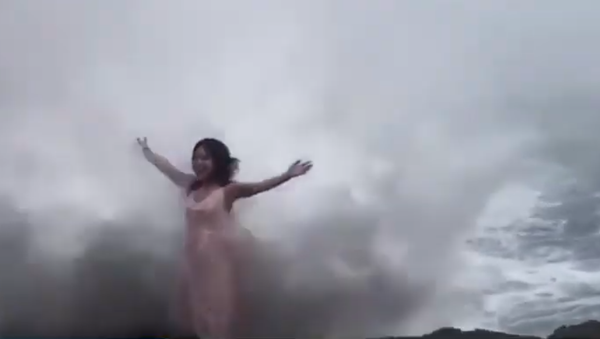 Onda gigante atinge mulher na ilha de Bali - Sputnik Brasil