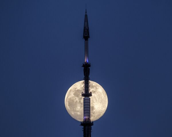 A Lua por trás da antena do novo centro de comércio World Trade Center, em Nova York - Sputnik Brasil