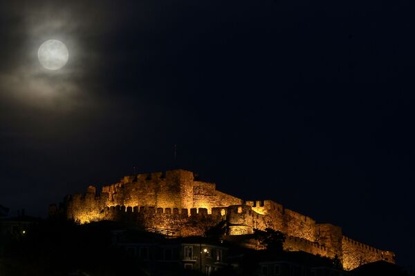 O Castelo de Molyvos iluminado pela Supelua entre nuvens no céu noturno, ilha de Lesbos, Grécia - Sputnik Brasil