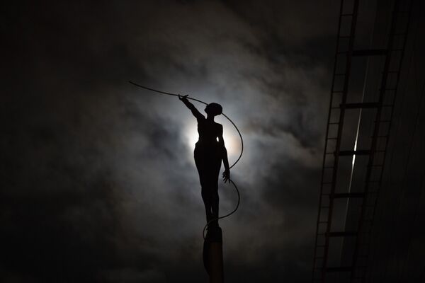 Silhueta de uma escultura iluminada pela Lua cheia, Bruxelas - Sputnik Brasil