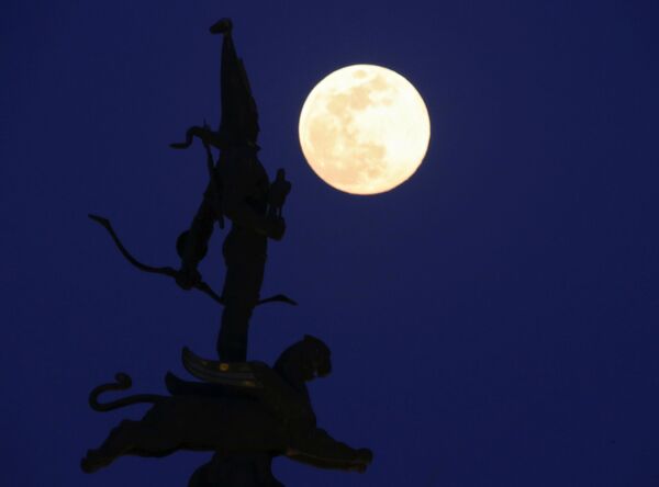 A Lua cheia se levantando por trás do Monumento da Independência em Almaty, Cazaquistão - Sputnik Brasil