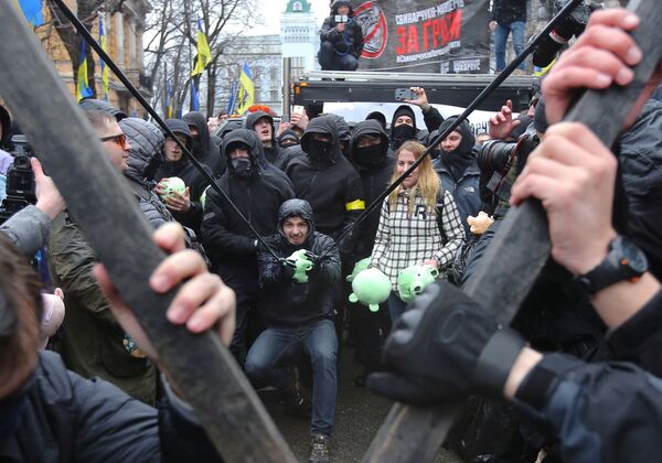 Apoiantes do partido político ucraniano de extrema-direita National Corps, proibido na Rússia, se manifestando contra a corrupção em Kiev, Ucrânia - Sputnik Brasil
