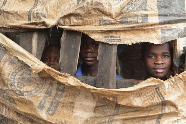 Crianças se escondem em abrigo temporário no Zimbábue - Sputnik Brasil